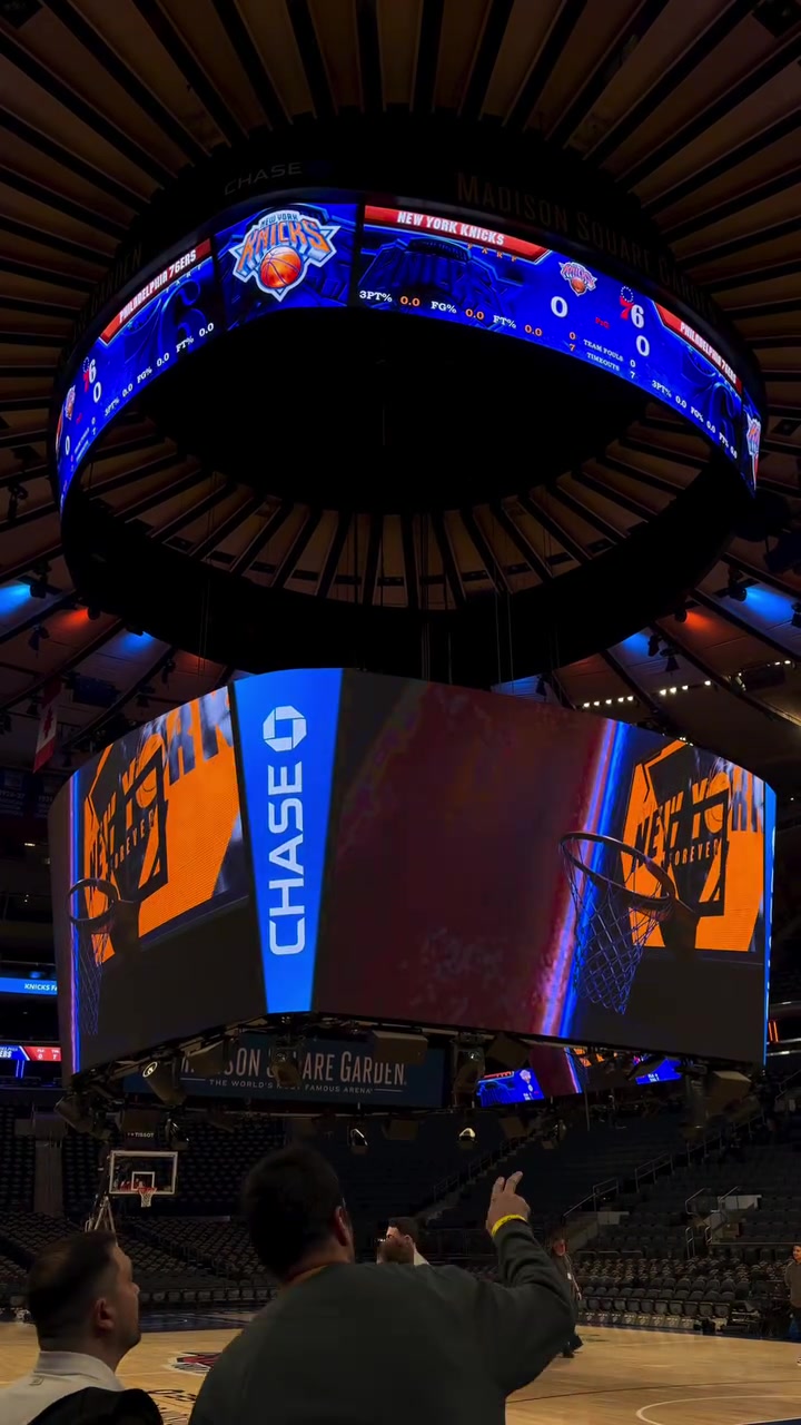 NBA的大屏幕原来这么大啊不仅特效绚丽 而且还可以升降！
