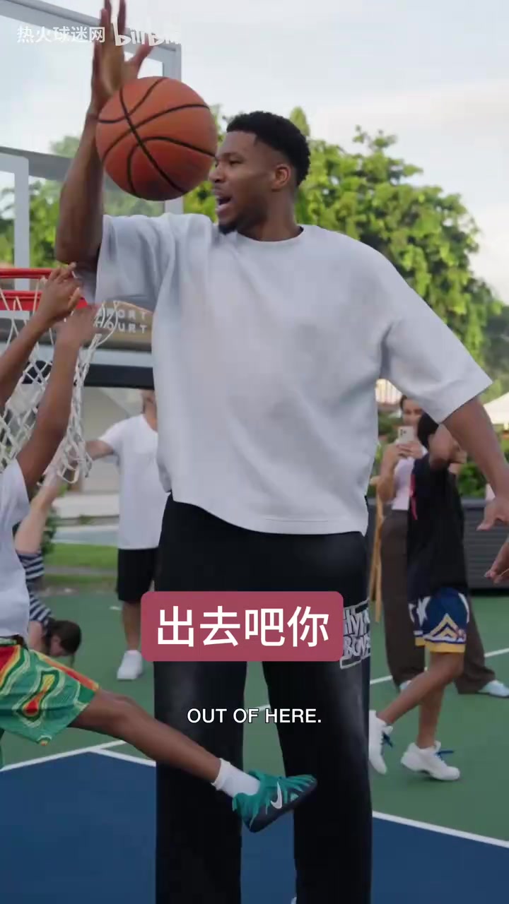 新赛季常规赛开始前夕,热火全队照例在斯波家进行烧烤团建活动 新赛季常规赛开始前夕,热火全队照例在斯波家进行烧烤团建活动