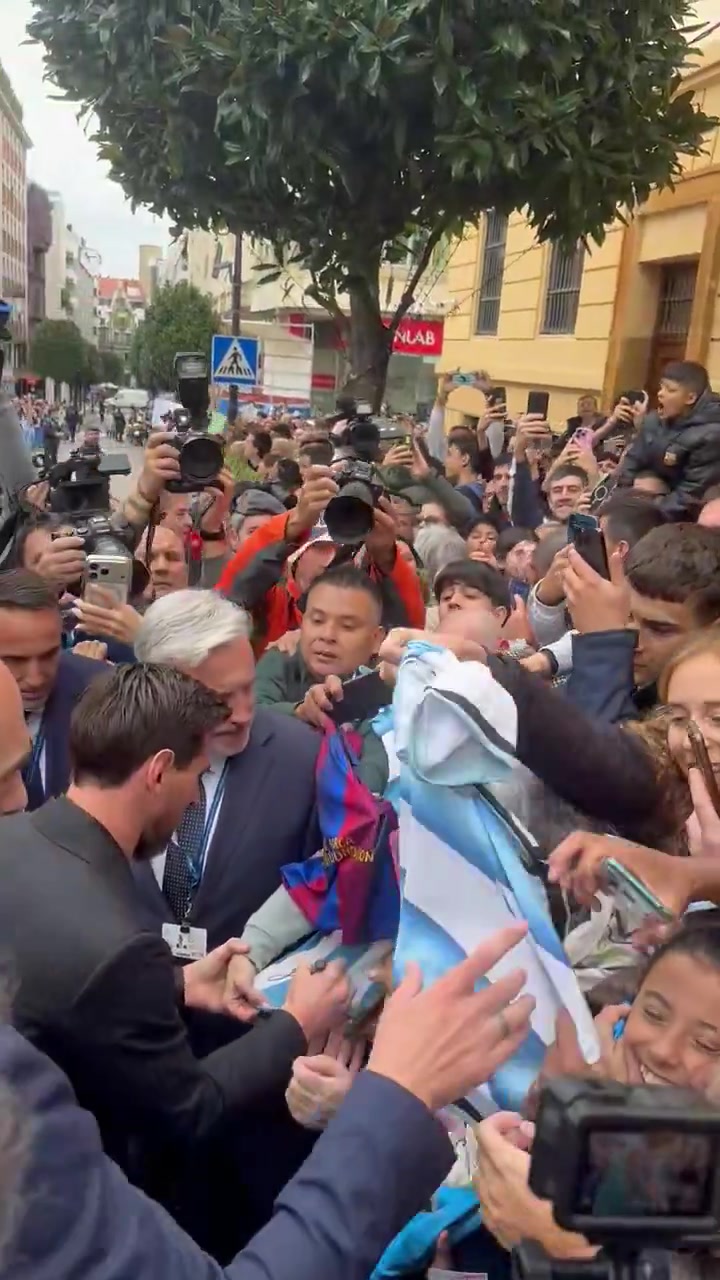 人气太火爆了!梅西为疯狂的球迷们签名 人气太火爆了!梅西为疯狂的球迷们签名