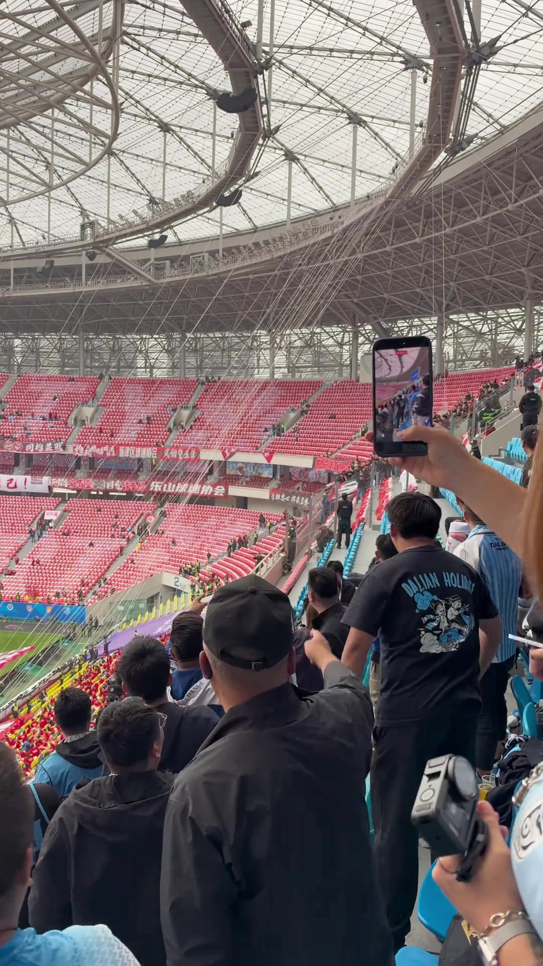 现场的大连英博球迷喊话蓉城球迷：全部站好！