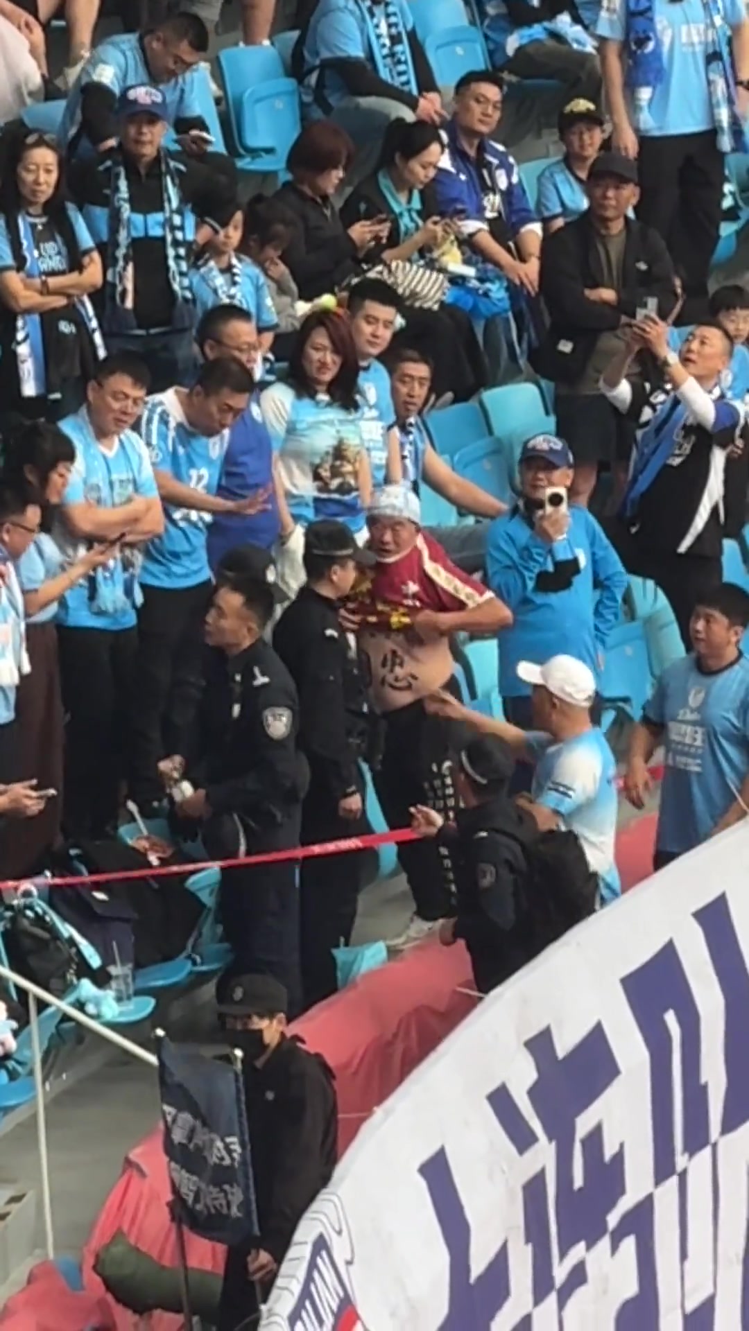 影响不好？安保人员禁止大连大爷赤身加油