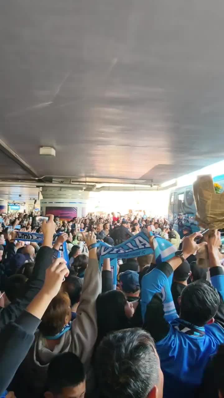 不愧是足球之城啊大连球迷来到机场，迎接他们的英雄回家！