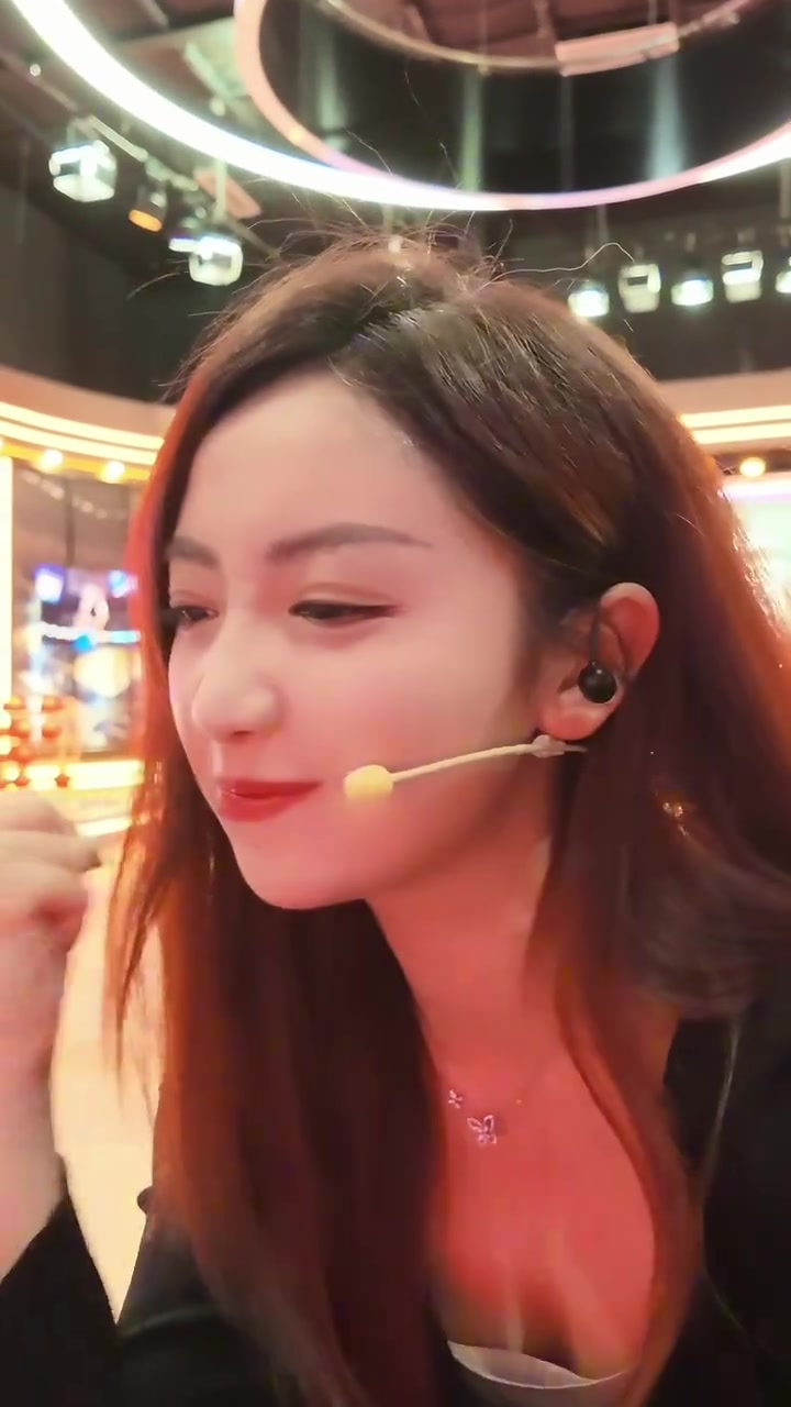 眼睛真大!女主播佳依:还得是他Kill the game✌ 眼睛真大!女主播佳依:还得是他Kill the game✌