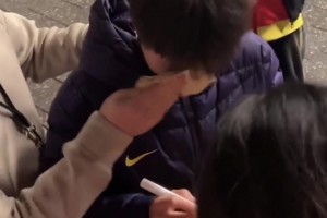 张琳艳哭着给球迷签名