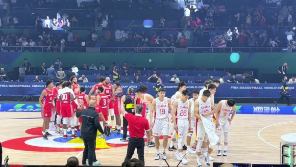 中国男篮赛后向球迷致敬完后 集体垂头丧气无奈退出球场