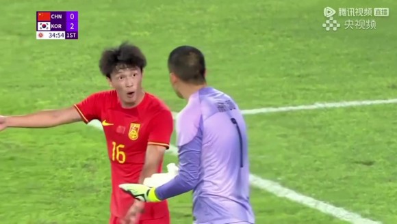 怪我啊？中国队丢掉第二球后，韩佳奇与王振澳激烈争论