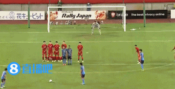 带球入场！开场1分半，相马勇纪直接任意球破门，日本1-0中国香港