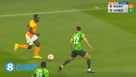 恩加德乌大腿反弹击中手臂送点,萨里奇打入青岛青春球场历史首球